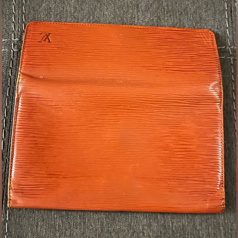Vintage authentic Louis Vuitton Epi leather wallet - Picture 5 of 9